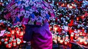 Rudele victimelor carnagiului din Praga încep să le dezvăluie numele/ Omagiu adus de cehi
