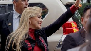 „A început persecuţia politică” - a scris fosta președintă interimară a Boliviei, Jeanine Anez, după ce procurorii au ordonat arestarea ei și a unor miniștri din executivul său