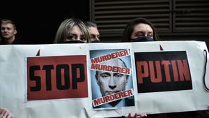 VIDEO FOTO Rușii au ieșit în stradă în Sankt Petersburg și Moscova, scandând ”Fără război”/ Putin e numit ”criminal” și comparat cu Hitler pe pancartele protestatarilor/ Poliția a reținut zeci de persoane