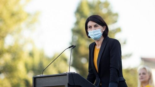 Violeta Alexandru: „Sunt om care a stat în piaţă, pe frig, împotriva domnului Grindeanu, pe care PNL l-a acceptat în Guvern” / „Roman este lângă Firea, cea care îi spunea lui Iohannis că nu are o familie normală pentru că nu are copii”