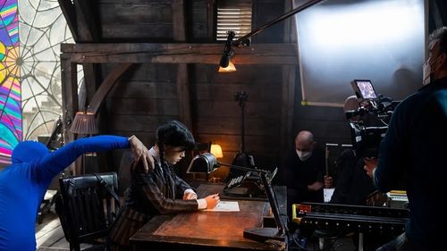 VIDEO Articol elogios în Vanity Fair despre iluzionistul Victor Dorobanțu, ”Mâna” din serialul Wednesday - una dintre cele mai de succes producții ale Netflix