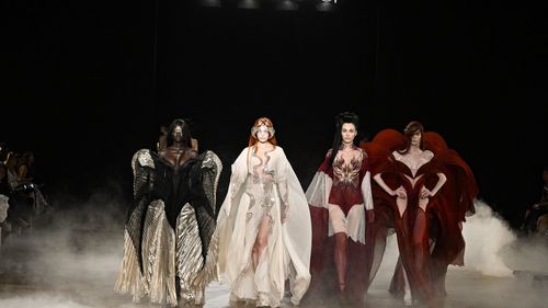 Iris van Herpen la Paris Haute Couture: o colecție fluidă care redefinește relația dintre modă, natură și tehnologie