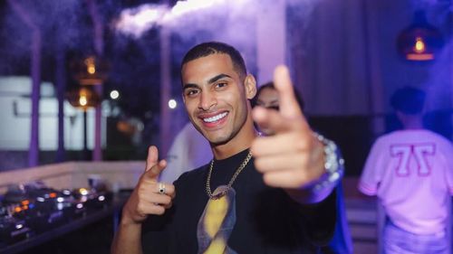 Povestea lui Gheboasă spusă de el însuși: "Aceste versuri nu sunt cele mai bune, dar eu nu mă duc la vreun festival să educ copiii / Înainte de-a apărea Gheboasă, era doar Gabi care murea de foame și nu își permitea nimic. A apărut Gheboasă, iar de atunci mă descurc”