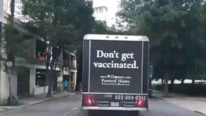 Campanie inedită în SUA: O mașină funerară cu mesajul ”Nu vă vaccinați” circulă pe străzile din Charlotte (Carolina de Nord)