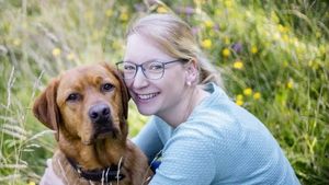 Câinele îi este înger păzitor când inima îi bate de peste 400 de ori pe minut. Cum își salvează Ari stăpâna de la moarte sigură / Femeia este oricând în pericol de infarct