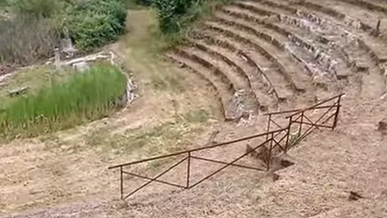 VIDEO | Un bărbat din Italia a construit un „teatru antic” fals și a cerut până la 40 de euro pentru a fi vizitat / Era prezentat ca un sit arheologic vechi de mii de ani