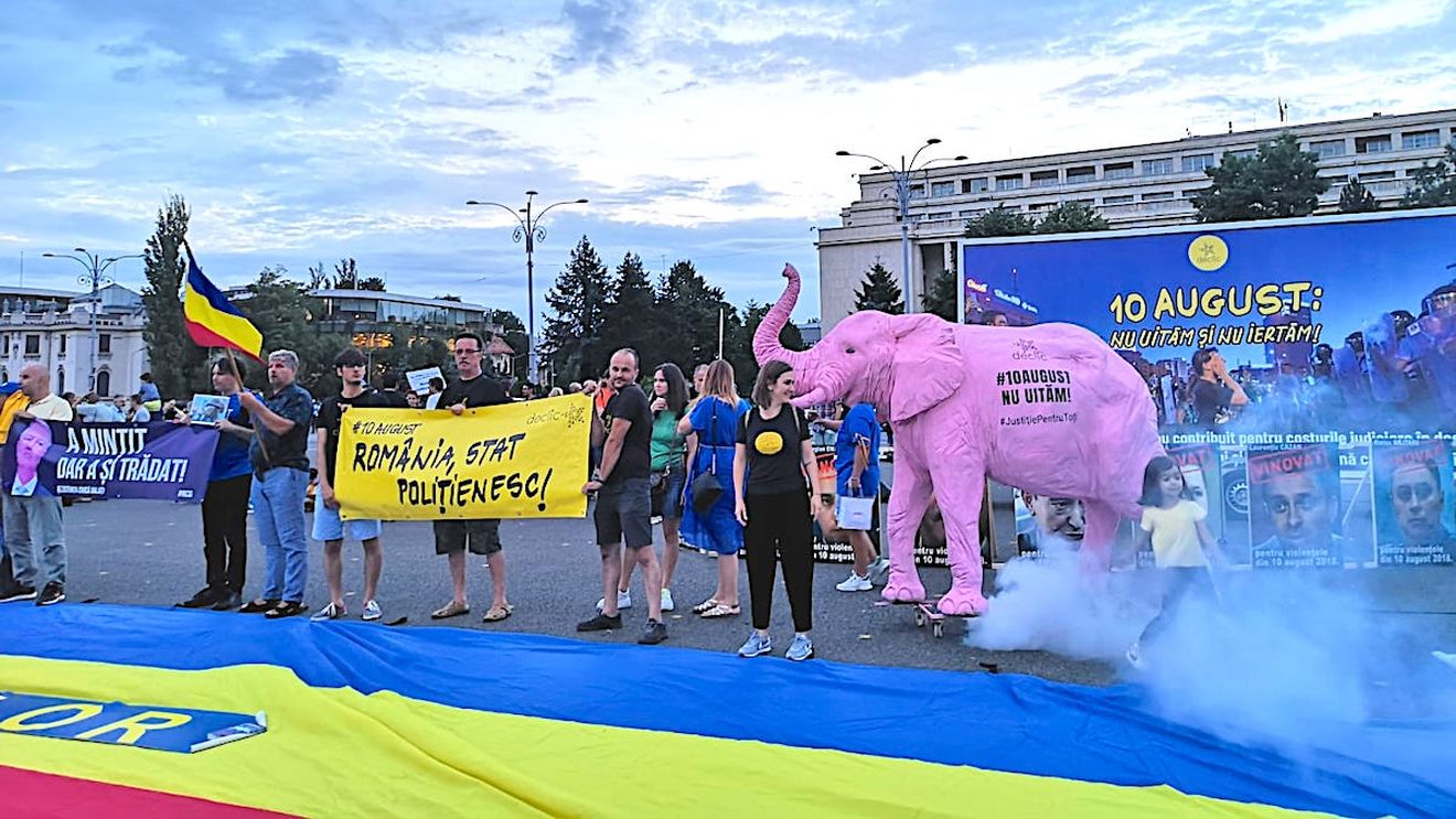 Maxim 100 de persoane la demonstrația organizată de comunitatea Declic sub sloganul: „10 august – Nu uităm și nu iertăm”