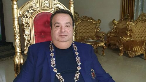 Autointitulatul rege al romilor, Daniel Cioabă, acuză Universitatea din Sibiu de discriminare: ”Locurile pentru romi sunt aranjate” / Regele nu a fost primit pe locurile speciale / ULBS a deschis o anchetă