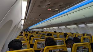 Un bărbat a fost aspirat parțial dintr-un avion Ryanair / Geamul cabinei s-a spart și a fost salvat de către soție /  Avionul, un Boeing 737, se afla în zbor de la Salonic, către Memmingen