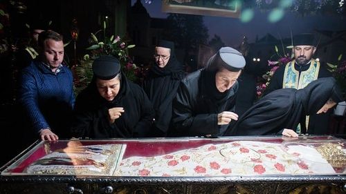 Mitropolia Moldovei: Racla cu moaștele Sfintei Parascheva nu va mai fi scoasă din Catedrala Mitropolitană decât dacă numărul mare de credincioși ar impune acest lucru