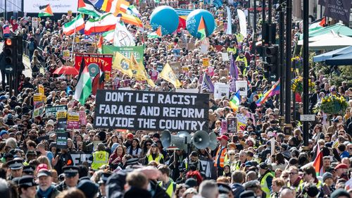 Zeci de mii de persoane au protestat la Londra împotriva ascensiunii extremei drepte