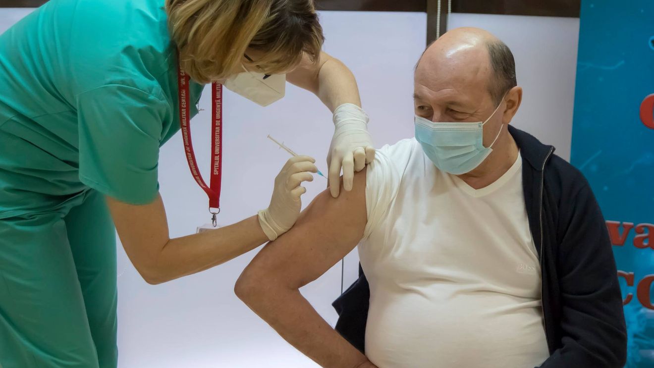 Nu pe atât de „fit” ca Iohannis, fostul președinte al României, Traian Băsescu, a trecut și el proba vaccinului anti-covid