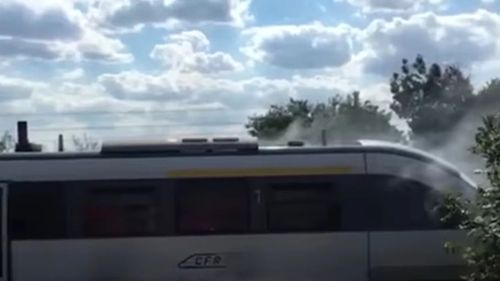 O locomotivă a luat flăcări pe Valea Oltului / Călătorii din tren au fost evacuați