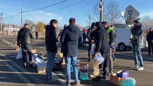Refugiaţii din Ucraina, primiţi în Vama Siret cu apă şi alimente de voluntari / Mulţi ucraineni, cazaţi la Suceava de localnici, în pensiuni, hoteluri și la biserici