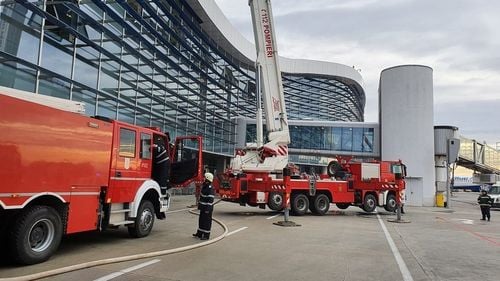 VIDEO Incendiu la un fast food din terminalul Plecări al aeroportului Otopeni. Au fost evacuate câteva sute de persoane