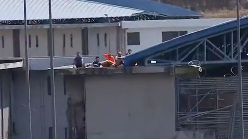 Ecuador: Peste 100 de morți în urma unei încăierări generale într-o închisoare / Cel puțin cinci deținuți au fost decapitați, iar mulți au fost împușcați / Războiul dintre cartelurile de droguri mexicane s-a mutat în închisorile din Ecuador