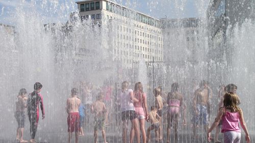 METEO: Cod roșu de caniculă în județele Arad și Bihor, marți. Capitala și 14 judeţe, sub cod portocaliu / Miercuri, 11 judeţe şi Bucureştiul vor mai fi sub cod portocaliu - HARTA