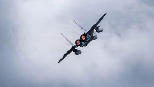 Incident bizar pe cerul Iranului: Un pilot american doborât susține că a văzut un „roi de drone” în formă de „meduză”, care se „deplasau ca un singur corp”