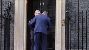 VIDEO Premierul britanic, nedumerit când Marcel Ciolacu încearcă să-l pupe / Ciolacu îl invită pe Starmer în propria locuință din Downing Street