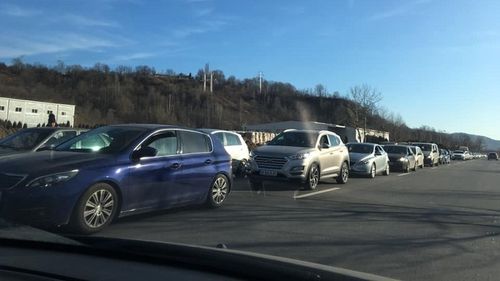 Valori ridicate de trafic pe Valea Prahovei. Se circulă în coloană pe sensul spre Braşov, între Nistoreşti şi Comarnic şi între Sinaia şi Buşteni, dar aglomeraţie este şi pe sensul spre Ploieşti