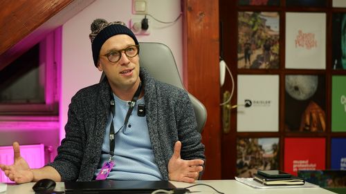 Omul care a aprins dorul în mii de suflete / „Mi-e dor de tine” - Video-story de Crăciun