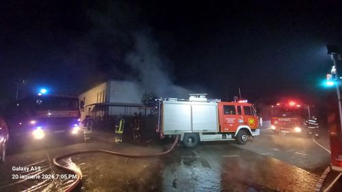Un pompier şi un muncitor au suferit arsuri în urma incendiului de la abatorul din Gheorgheni, județul Harghita