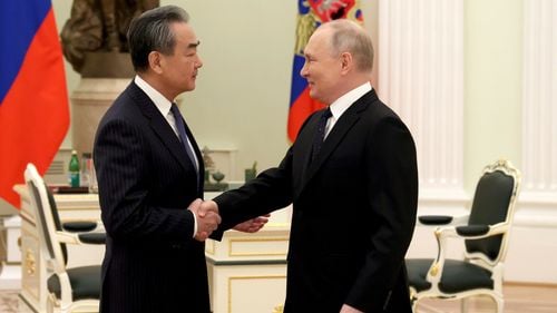 China va juca un "rol constructiv" în conflictul din Ucraina, i-a spus Wang Yi lui Putin
