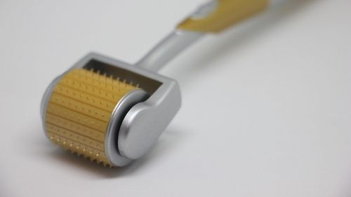 Risc în folosirea aparatelor de tip microneedling, vândute la scară largă / Medic: Acele nu pot fi dezinfectate, apare riscul suprainfectării