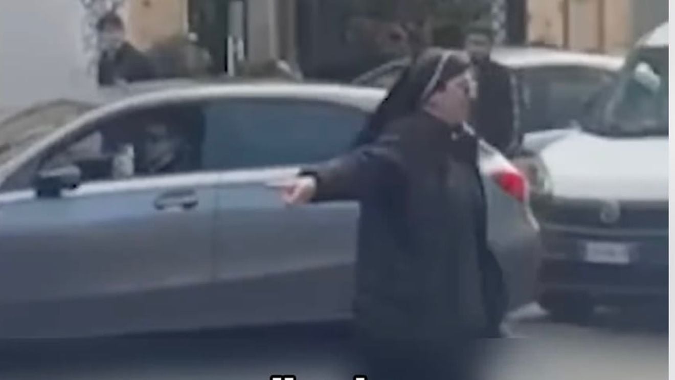 VIDEO O călugăriță în teniși dirijează traficul la Roma /  Sătulă de haos, înjurături și claxoane a făcut ordine: „Joc rolul polițistului rutier”