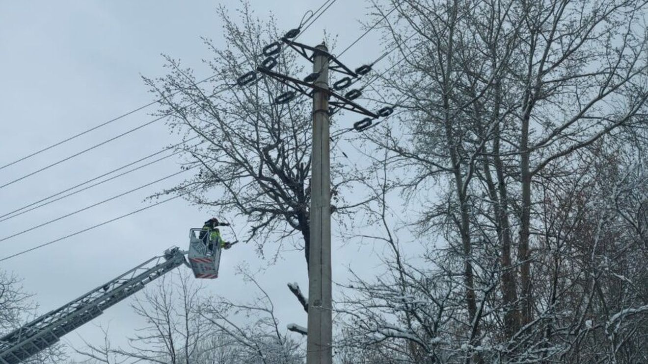 Mii de prahoveni au rămas fără electricitate din cauza vântului puternic/ Sunt afectate 28 de puncte de transformare