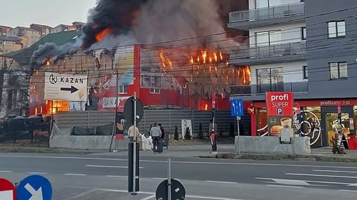 VIDEO Incendiu puternic pe Calea Baciului, Cluj-Napoca / Arde un depozit de instalații / Nu sunt persoane rănite