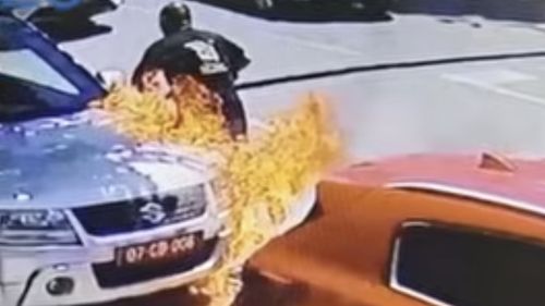 VIDEO Două maşini ale Ambasadei Bulgariei au fost incendiate la Skopje /  Bulgarii au cerut Macedoniei de Nord o acţiune în justiţie „rapidă şi onestă” / Momentul incendierii