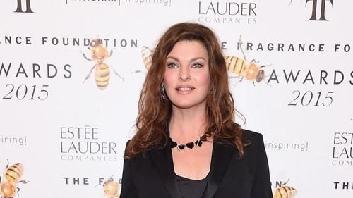 I-a spus chirurgului ei: „Sapă o gaură în pieptul meu. Nu vreau să fie drăguţă. Nu o să mor din cauza asta” / Unul dintre cele mai cunoscute top-modele din anii 90, Linda Evangelista, s-a luptat cu cancerul de sân de două ori în ultimii cinci ani