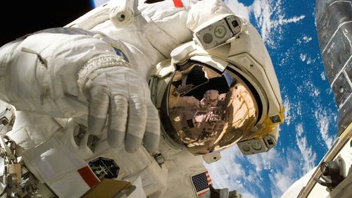 Cercetare NASA: Radiațiile cosmice din timpul zborurilor spațiale ar putea crește riscul de disfuncție erectilă la astronauți / Exploziile de supernove  și microgravitația din spațiu pot afecta țesuturile vasculare