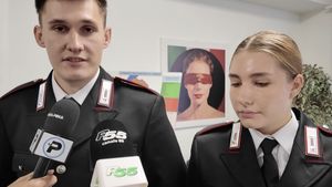 VIDEO Doi frați români și-au îndeplinit visul din copilărie și au devenit carabinieri / Ei sunt Ștefan și Ștefania: ”Tatăl nostru ne-a învățat valoarea muncii, loialitatea și recunoștința față de această țară”