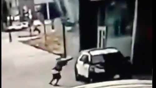 O persoană înarmată a atacat cu arma doi adjuncţi ai şerifului în Los Angeles. Donald Trump, despre atacator: „Animale care trebuie lovite dur”