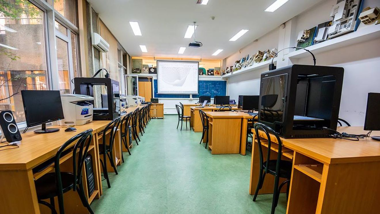 Soluția Universității Tehnice din Iași pentru începerea anului academic: studenții vin eșalonat în amfiteatre și laboratoare, dar numai aplicațiile de laborator se desfășoară on-site