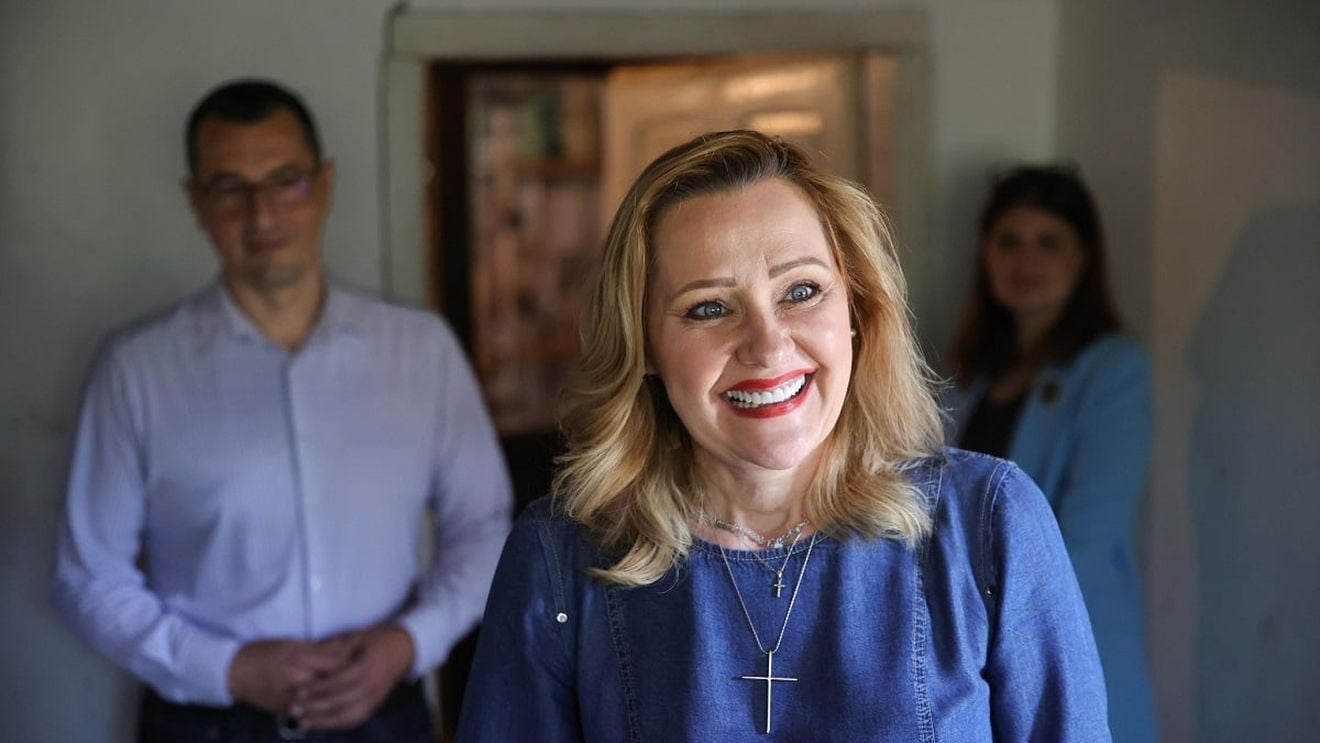 Lasconi, despre crucea pe care o poartă la gât: Am primit-o de la prietena mea bună Neti Sandu. Spre deosebire de Firea pe mine nu m-a făcut un partid