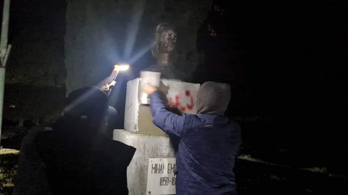 Bustul lui Mihai Eminescu din Orșova a fost inscripționat cu texte obscene/ Poliția face cercetări