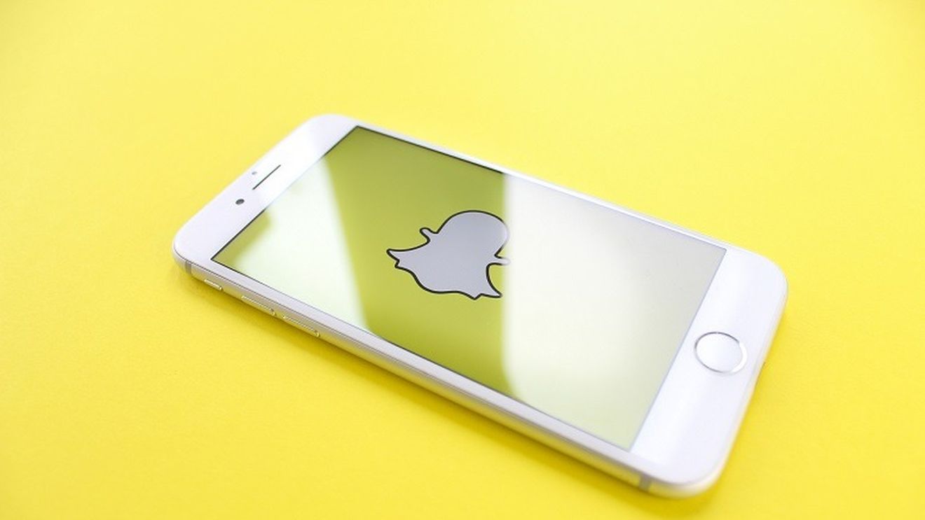 Snap va lansa noi funcţii pentru a facilita mărcilor să creeze experienţe de cumpărături în realitate augmentată în aplicaţia sa Snapchat/ Cu ”Dress Up”, utilizatorii pot să încerce virtual îmbrăcăminte şi accesorii.