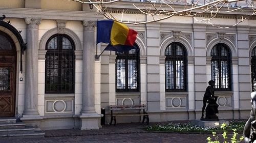 București: Un italian de 27 de ani în stare de ebrietate a încercat să pătrundă în incinta Muzeului Colecțiilor de Artă,  în noaptea de Revelion / El a fost amendat cu 500 de lei