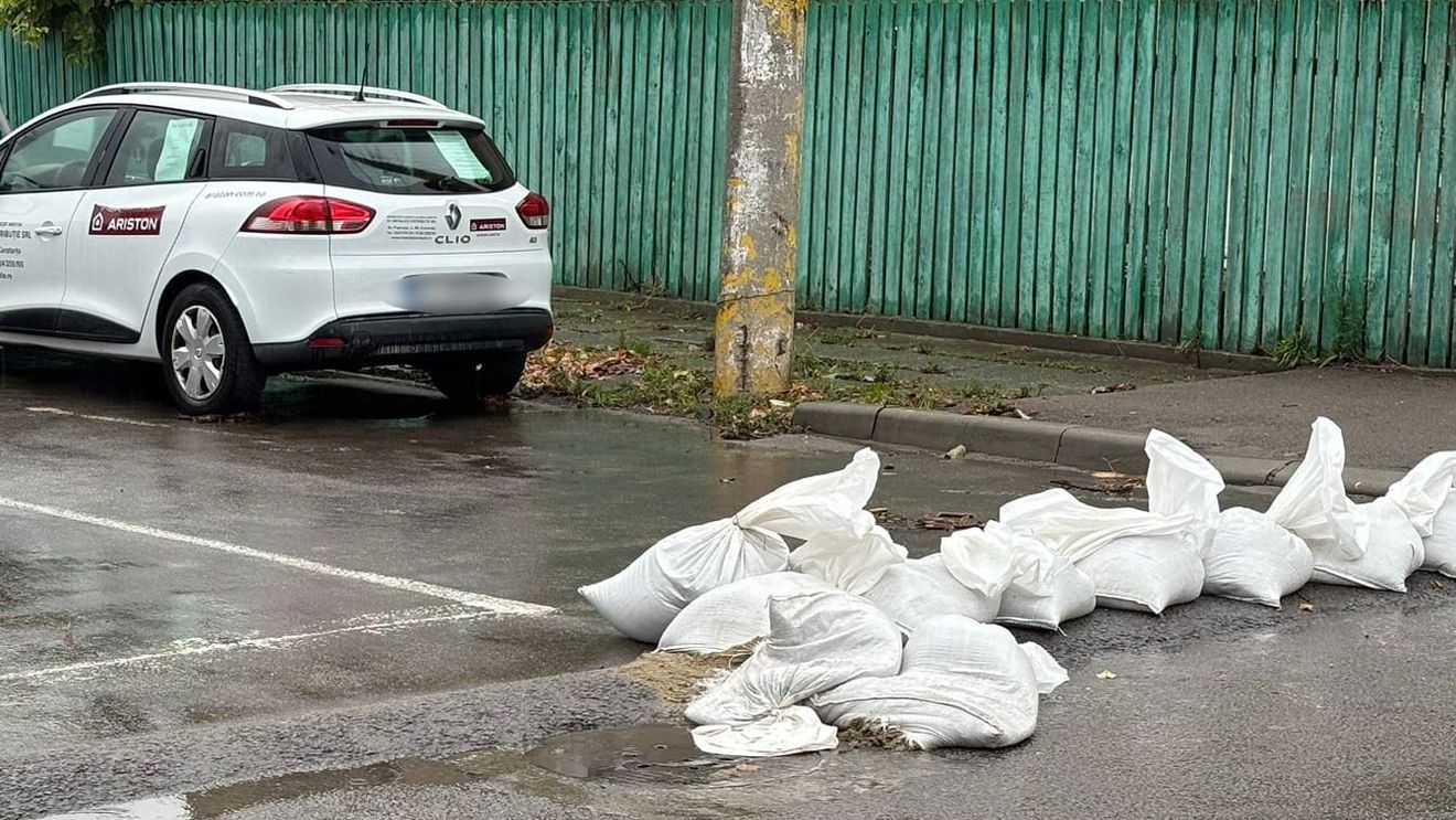 Primăria Constanţa atenţionează cetăţenii să nu mai mute sau să deterioreze sacii cu nisip amplasaţi în zonele cu risc de inundaţii / O avertizare cod roșu de ploi abundente va intra în vigoare de marți seara în județul Constanța