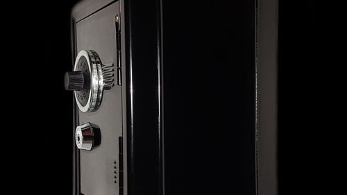 Un bucureștean a rămas fără seif / A ieșit din apartament după ce a fost anunțat că cineva i-a lovit mașina în parcare