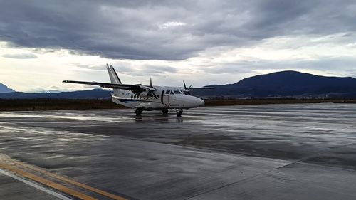 Liniile Aeriene Române: Prima cursă aeriană ar putea fi între Braşov și Constanţa / ”Planul este ca aportul la această societate să fie costul unui avion per consiliu judeţean”