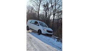Pompierii hunedoreni au salvat un şofer aflat într-un autoturism ce risca să alunece într-o prăpastie / Șoferul a anunțat la 112 că nu poate ieși din mașină de teamă să nu o dezechilibreze și să cadă