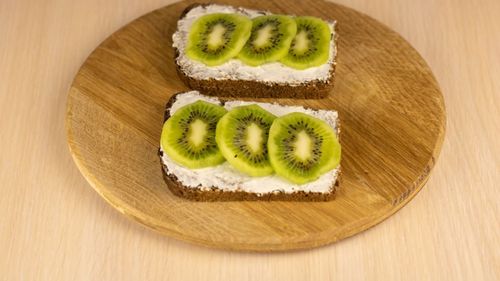 Kiwi și pâinea de secară, o combinație ideală pentru micul dejun. Un nou studiu din Marea Britanie le cataloghează ca cele mai recomandate alimente pentru o bună digestie