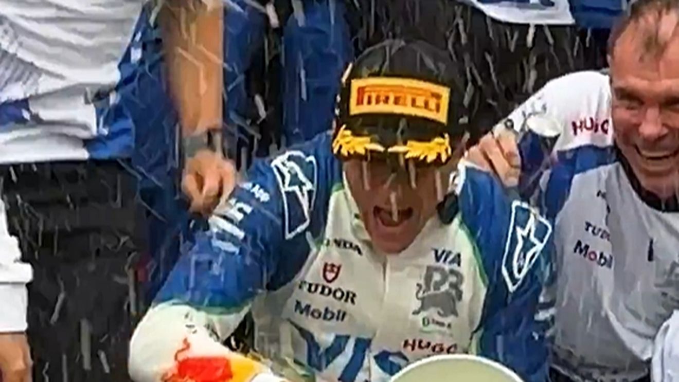VIDEO Moment viral: Prea multă bucurie strică - Isack Hadjar a distrus trofeul primit după podiumul istoric din Olanda