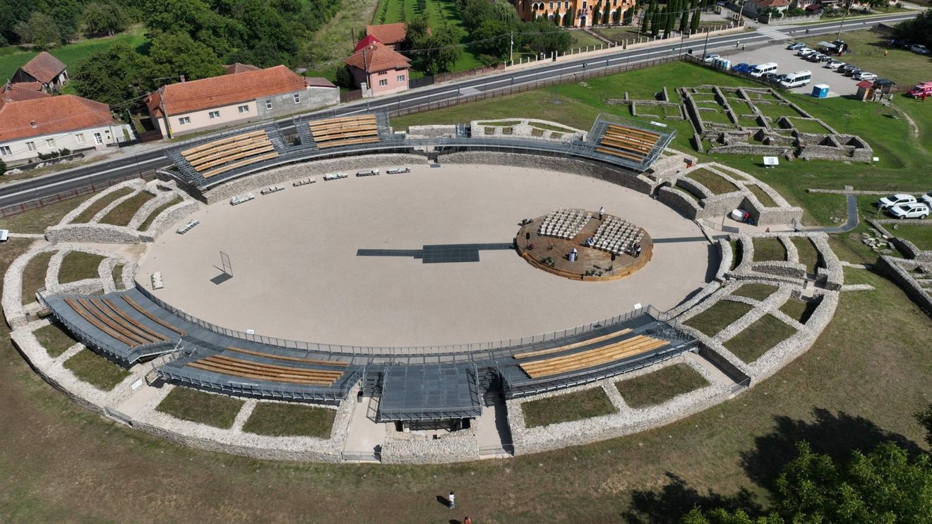 FOTO Amfiteatrul roman de la Ulpia Traiana Sarmizegetusa a fost redeschis publicului printr-un proiect european de referință