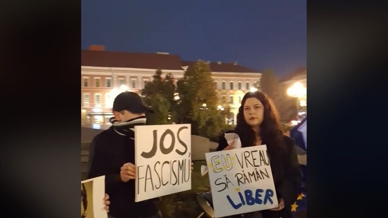 Protest împotriva extremismului, la Arad: Membrii neo-legionari de la Noua Dreaptă i-au filmat pe participanţi / Cu o seară înainte, protestatarii au fost amenințați cu moartea
