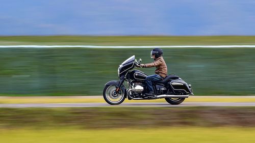 Motociclist filmat din elicopter în timp ce făcea 13 depășiri neregulamentare pe DN1. Amendă record de 16.000 de lei și permis suspendat peste doi ani